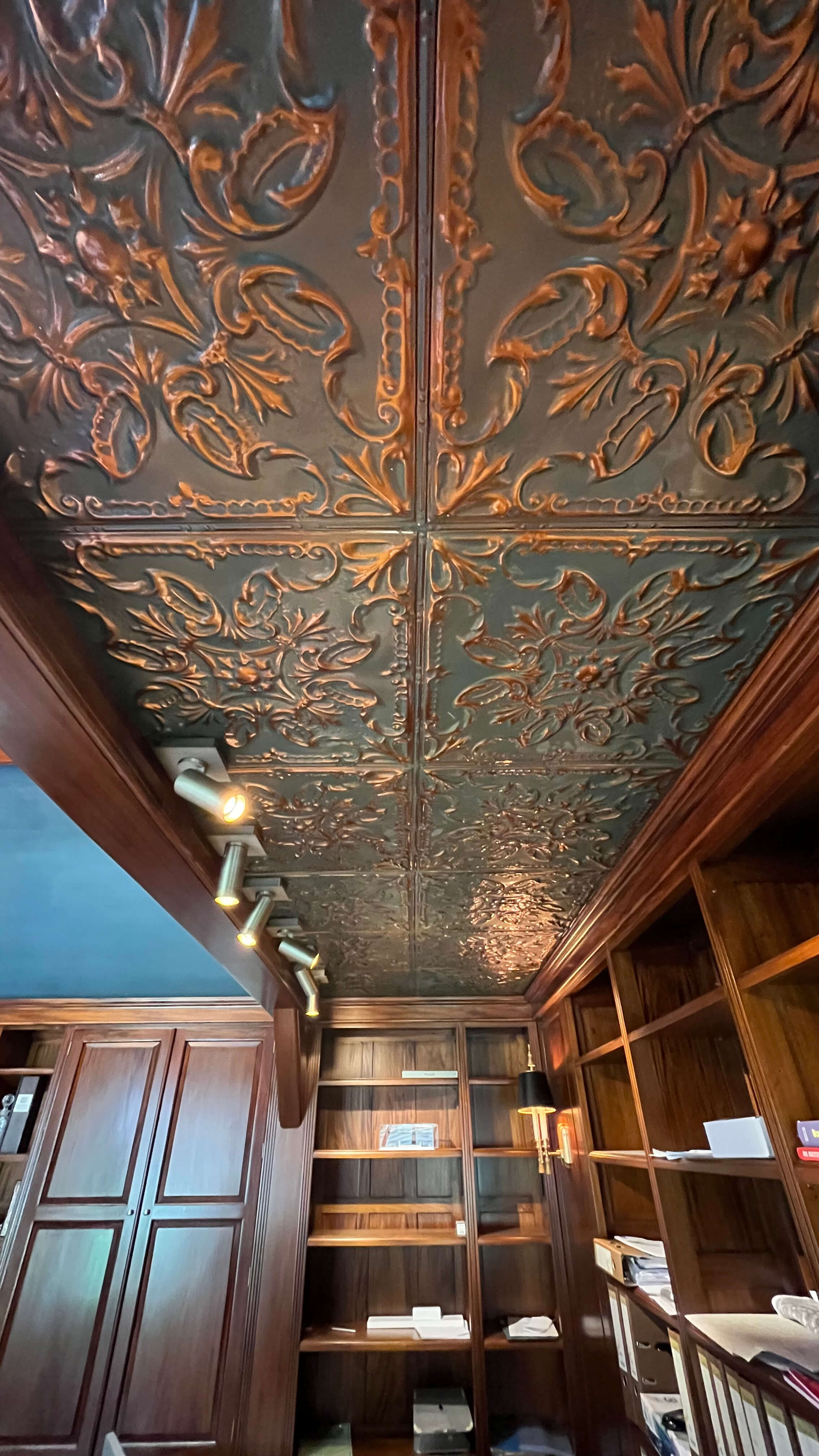 Design afwerking wat te herleiden is aan de oud engelse stijl.