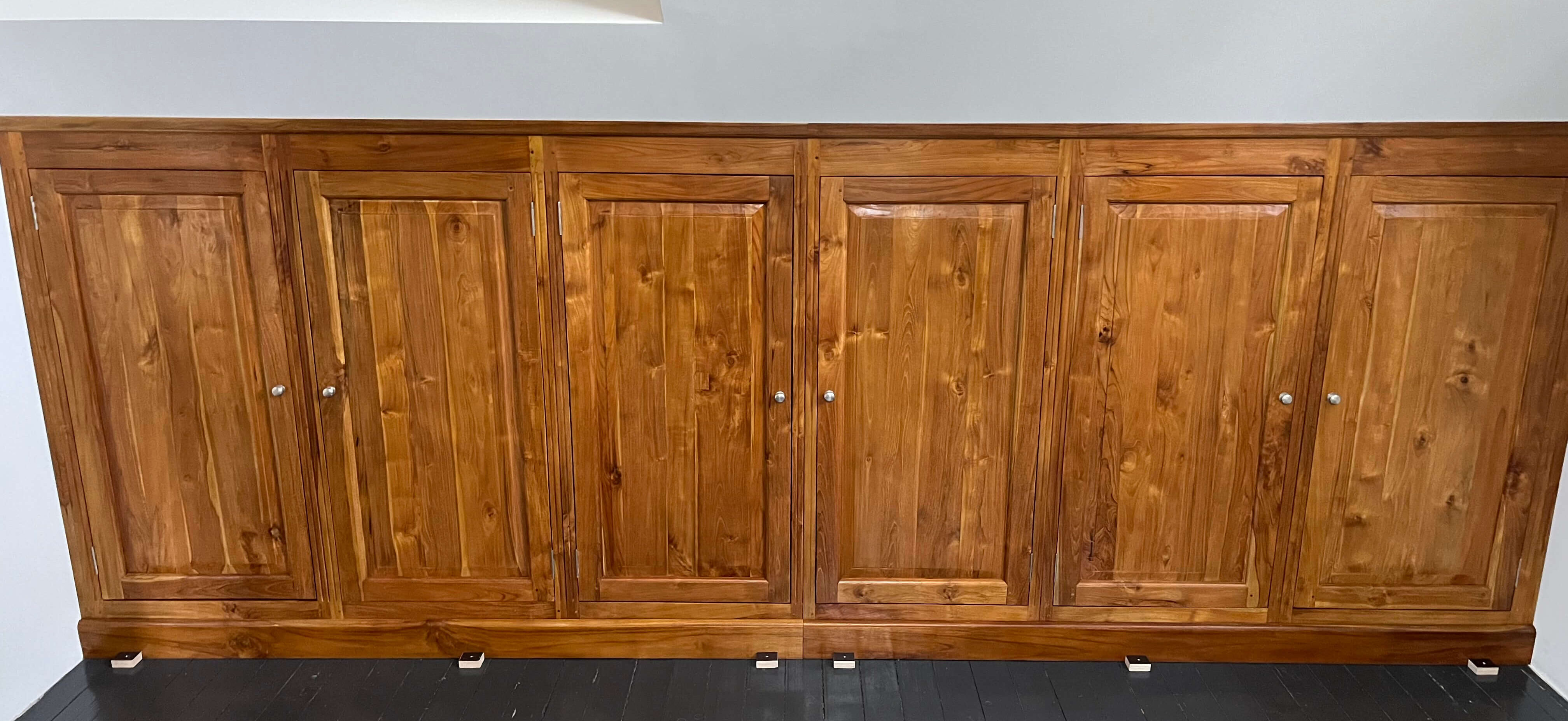 Opbergruimte in dezelfde stijl als de andere kamers. Teakhout en gelakt in kleur.