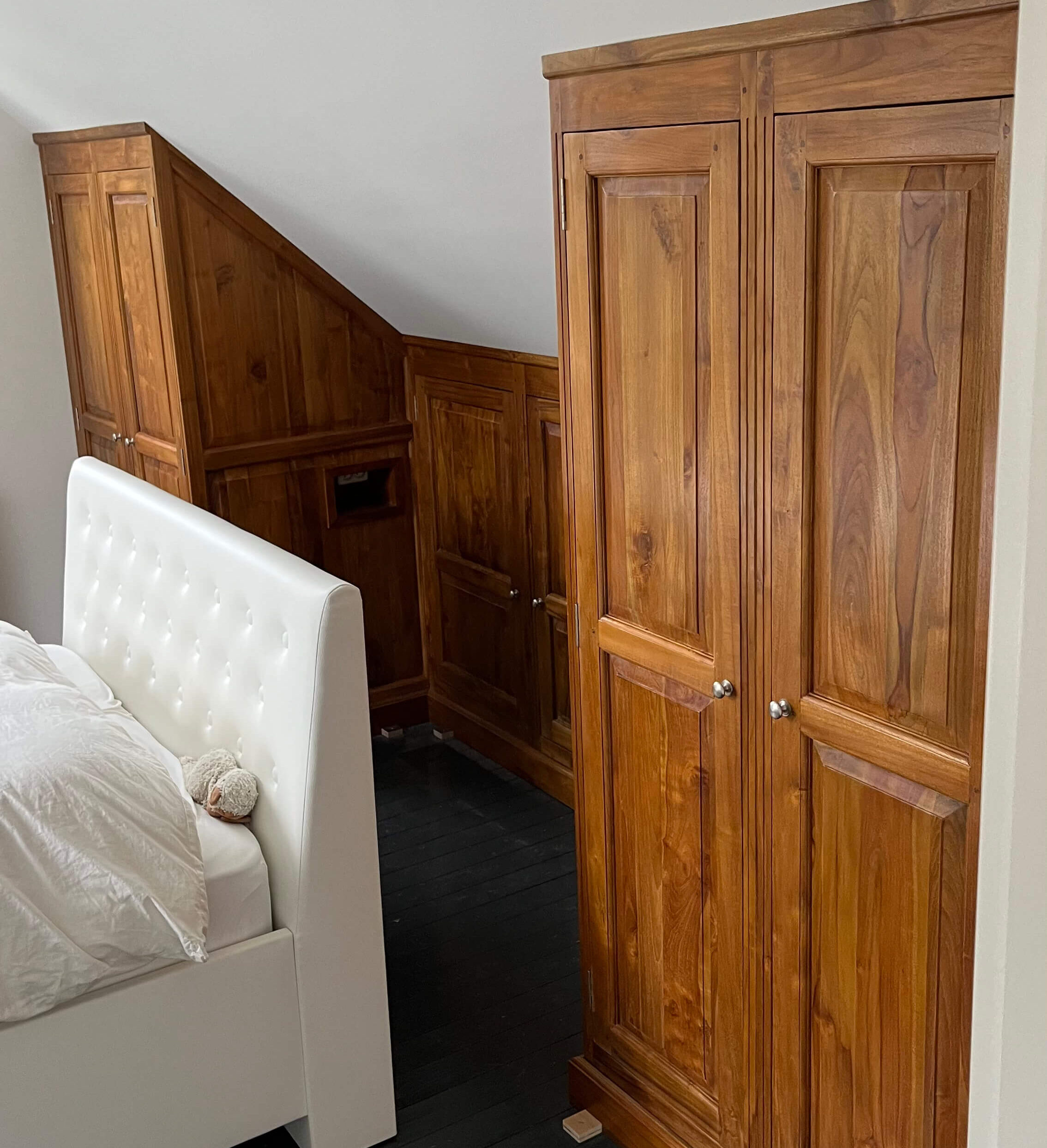 Kasten opbouw om het bed heen. Kast gemaakt van Teakhout en in kleur gelakt.