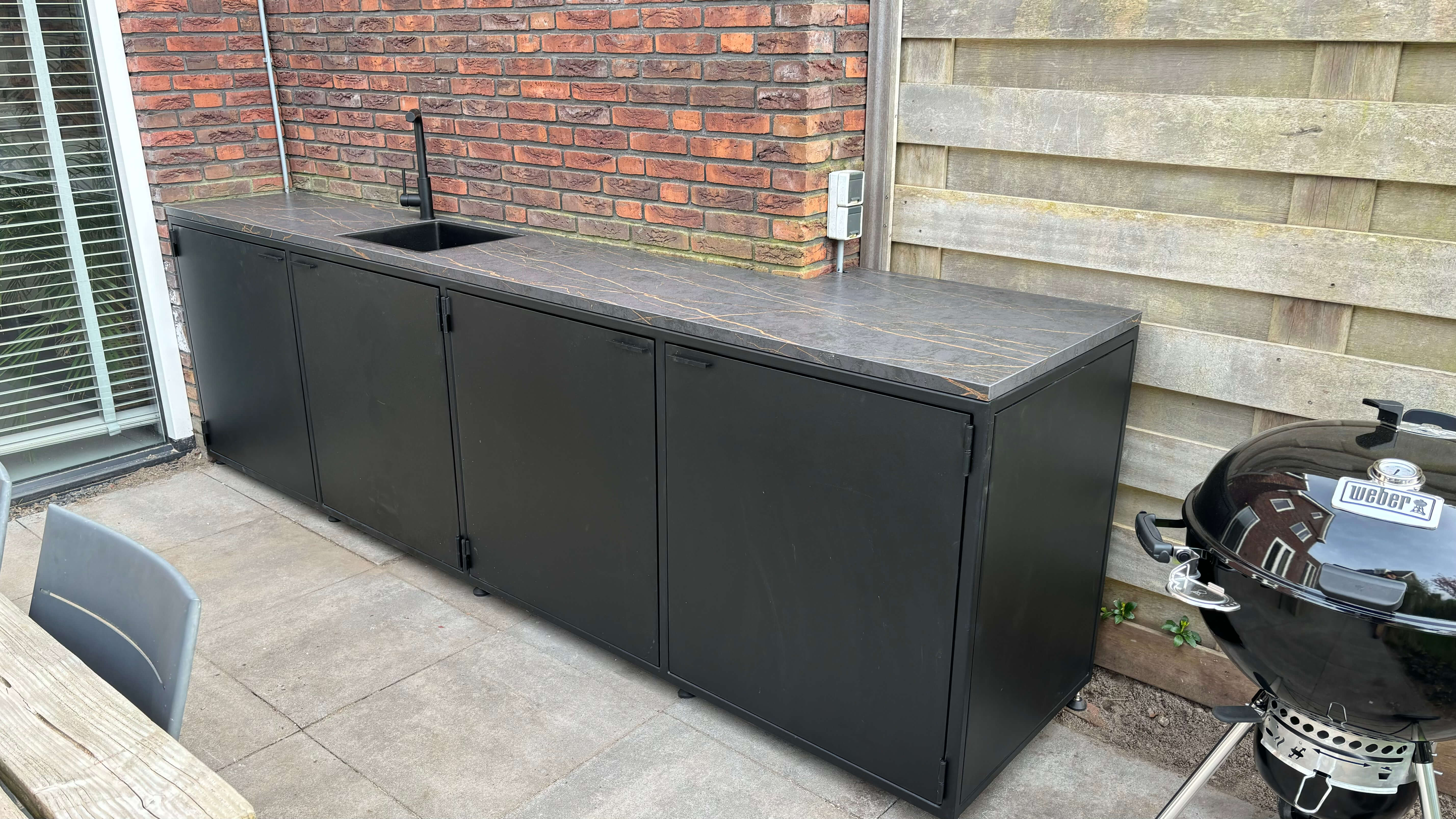 Buitenkeuken van staal en dekton blad