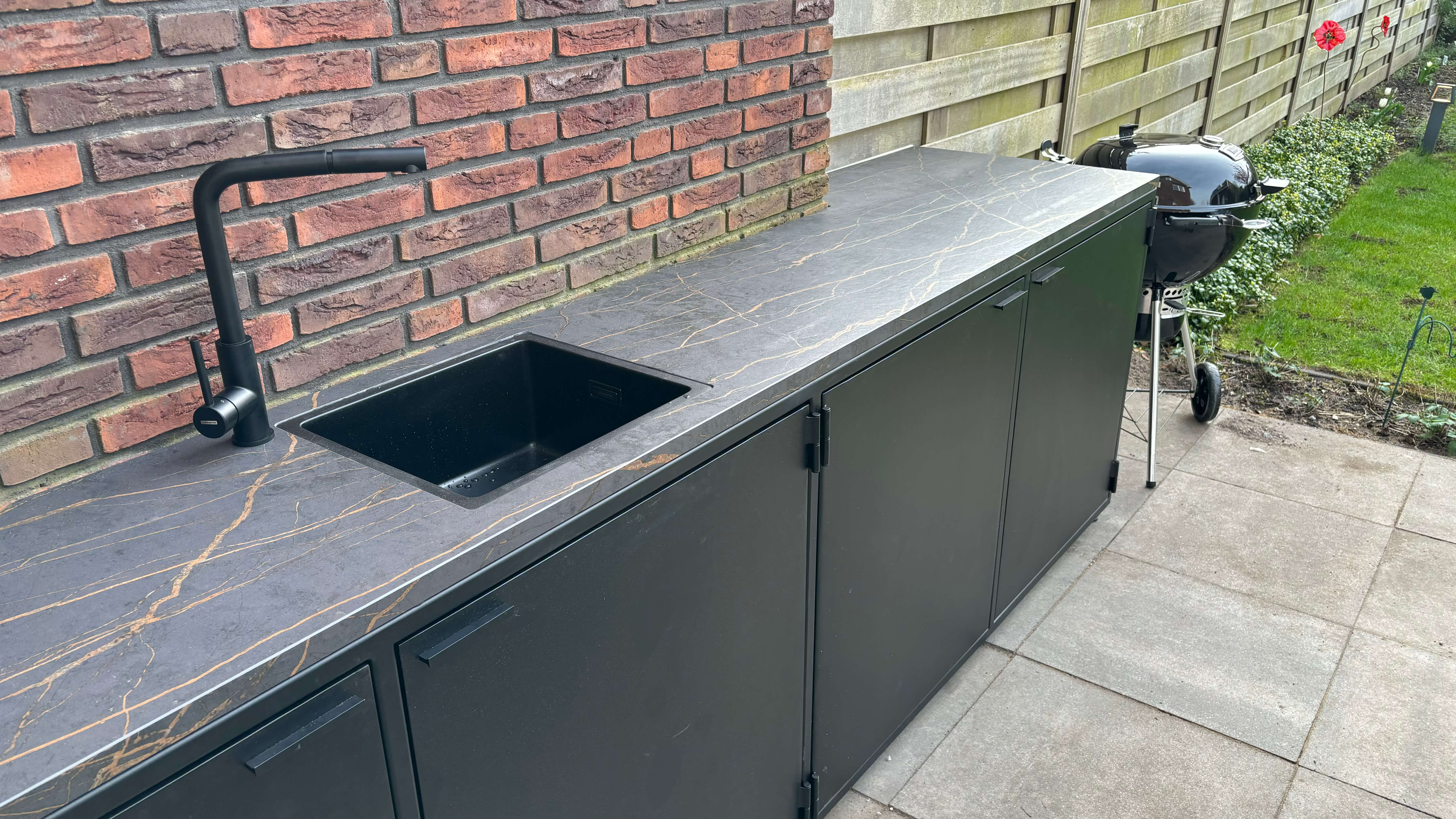 Buitenkeuken van staal en dekton blad