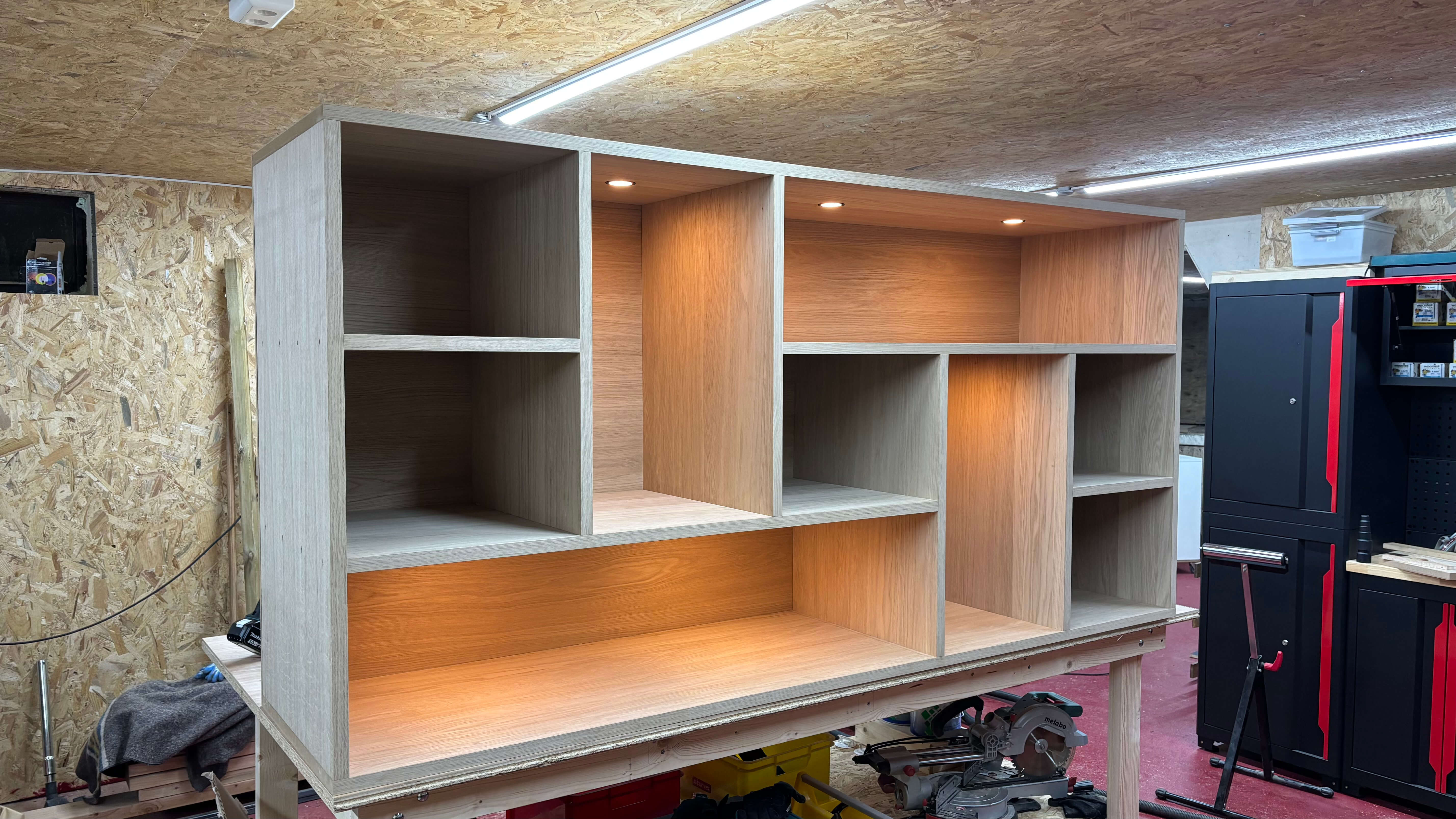 Voorbereiding in de werkplaats. Eiken vakverdeling voor in een kastenwand.