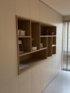 Kastenwand op maat. geverfde eiken deuren met een verlichte vakverdeling of vakkenkast.